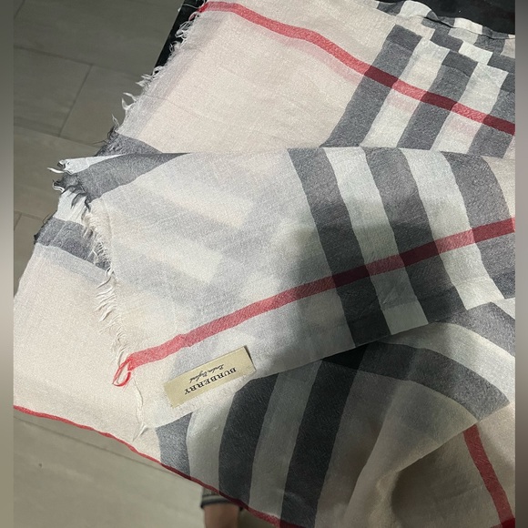 Burberry - Picture 1 of 4